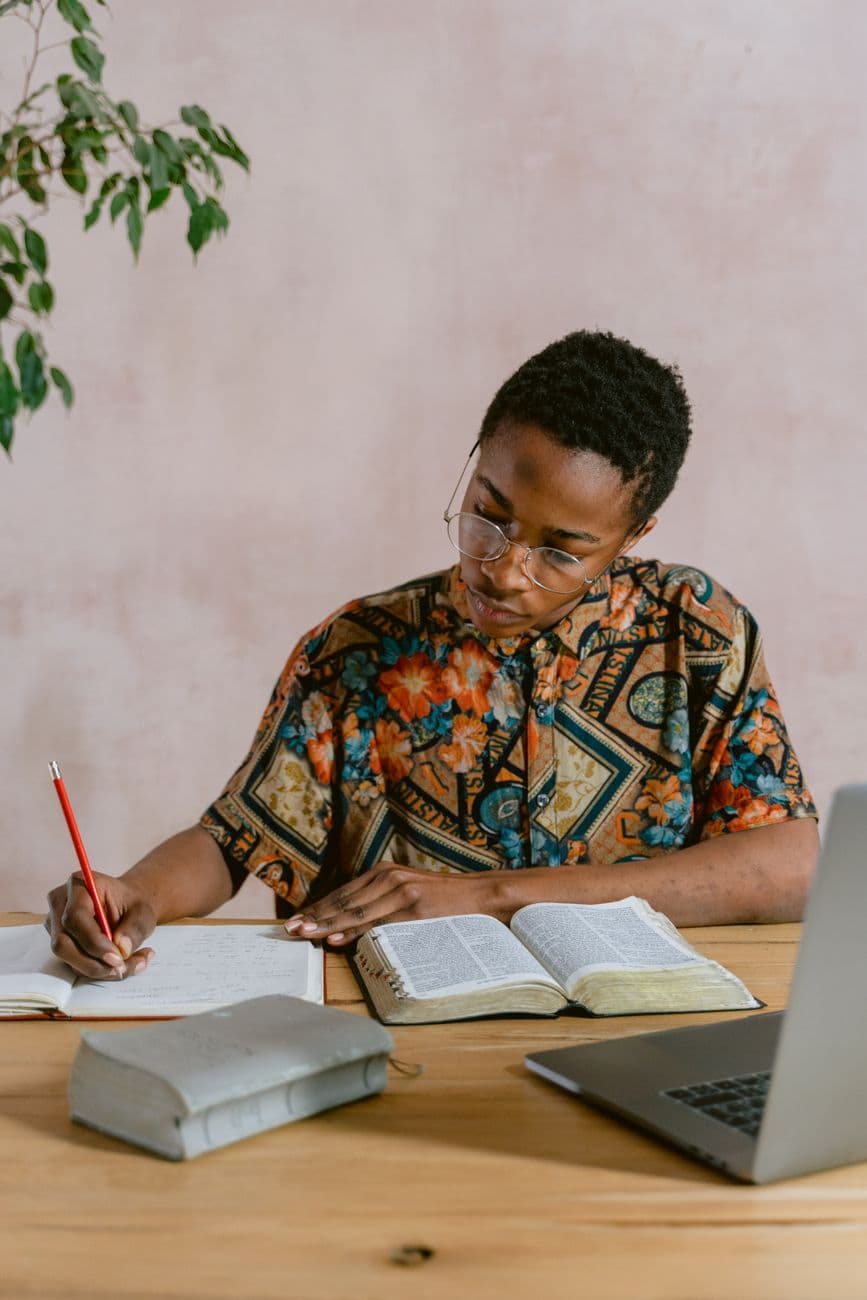 From Free Online Bible Courses to Daily Habits: How Bible Apps Help You Actually Finish